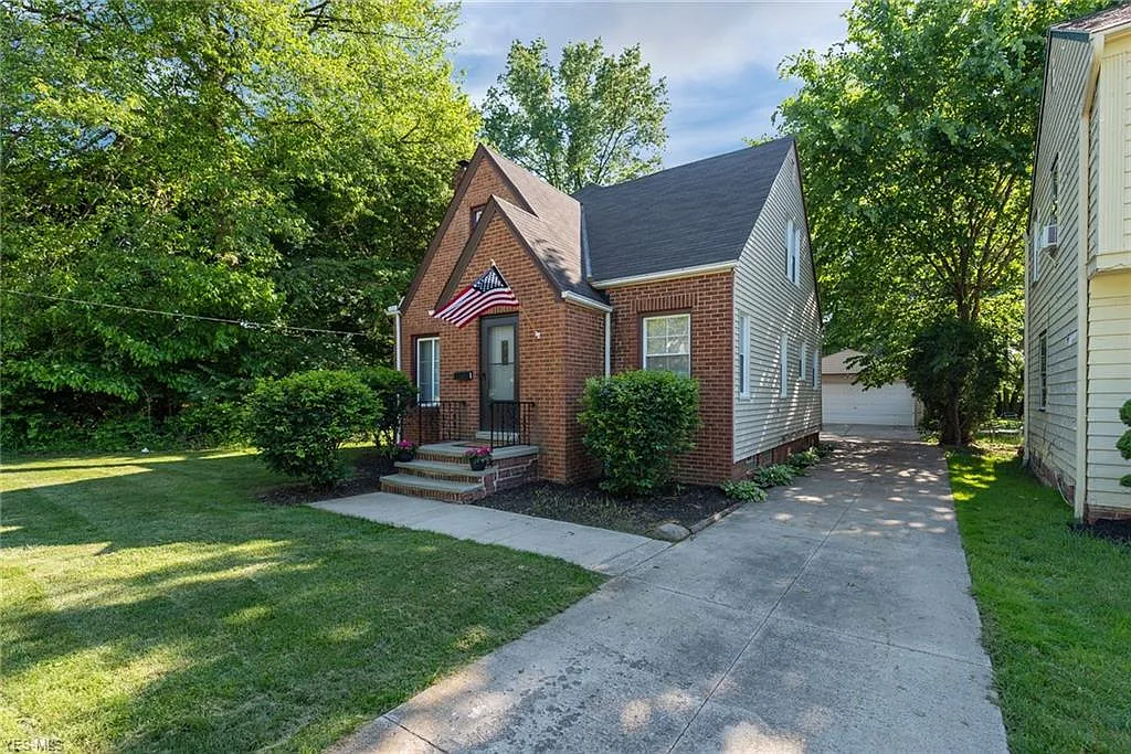 1112 Woodview Rd photo 1
