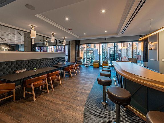 Marlowe Apartments Chicago Community Lounge with Booths and Bar Counter