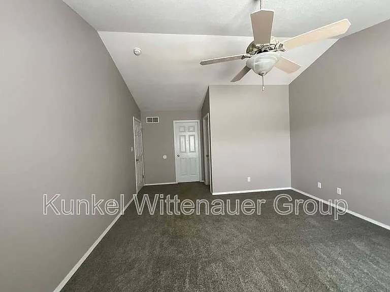 911 Victoria Ln — Photo 18