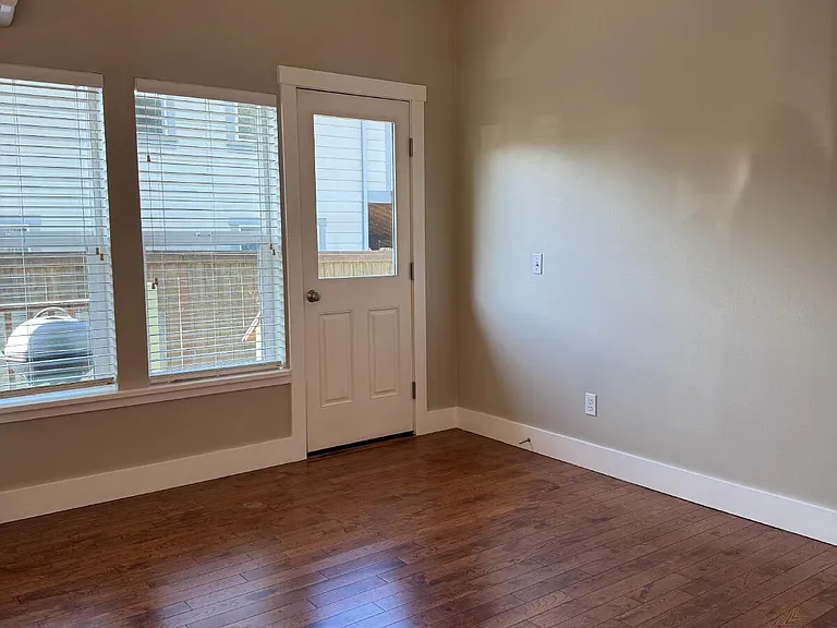 285 Browne St — Photo 14