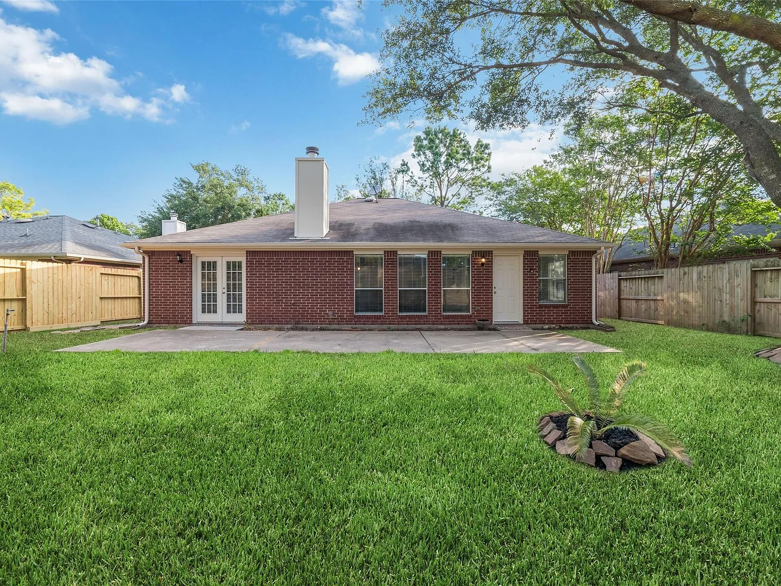 3 bed, 2.0 bath, 2025 sqft, $2,300 — Photo 4