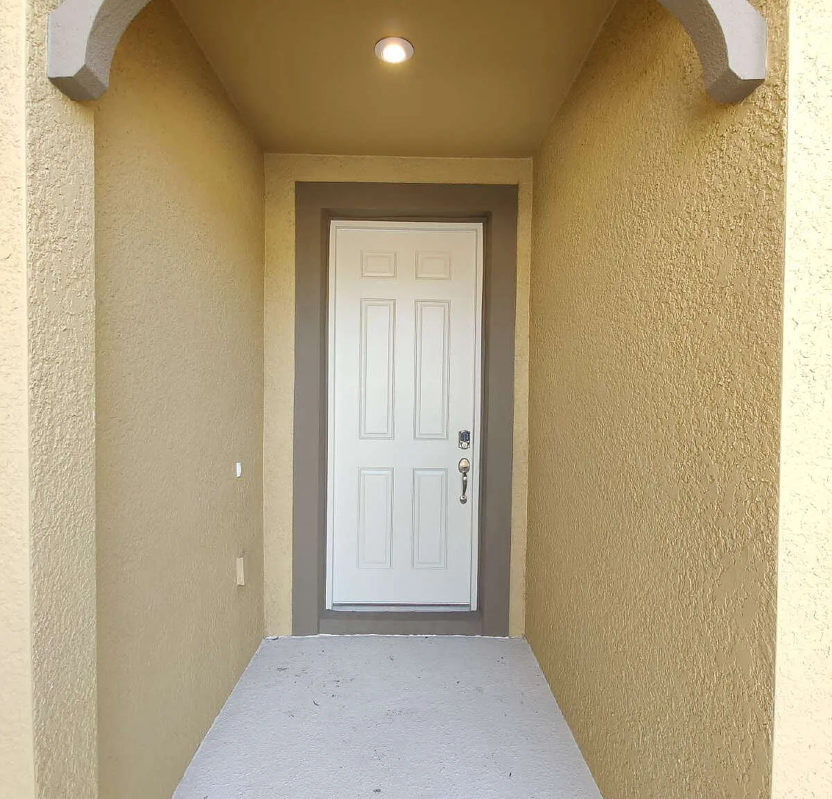 Beautiful 3-Bedroom Townhome in Gated Avea Pointe — Photo 3