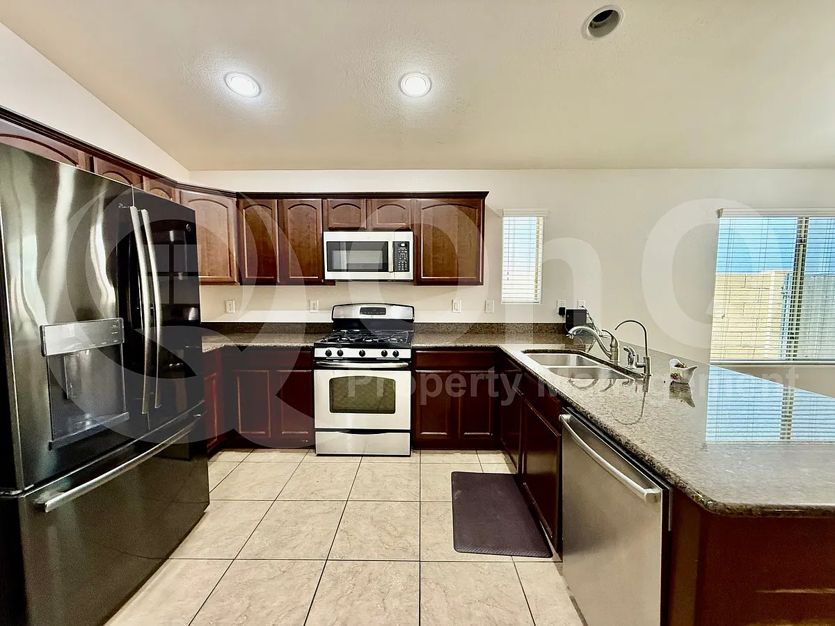 3 bed, 2.0 bath, 1727 sqft, $2,350 — Photo 3