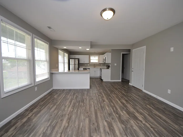 502 S Linn Ave — Photo 5