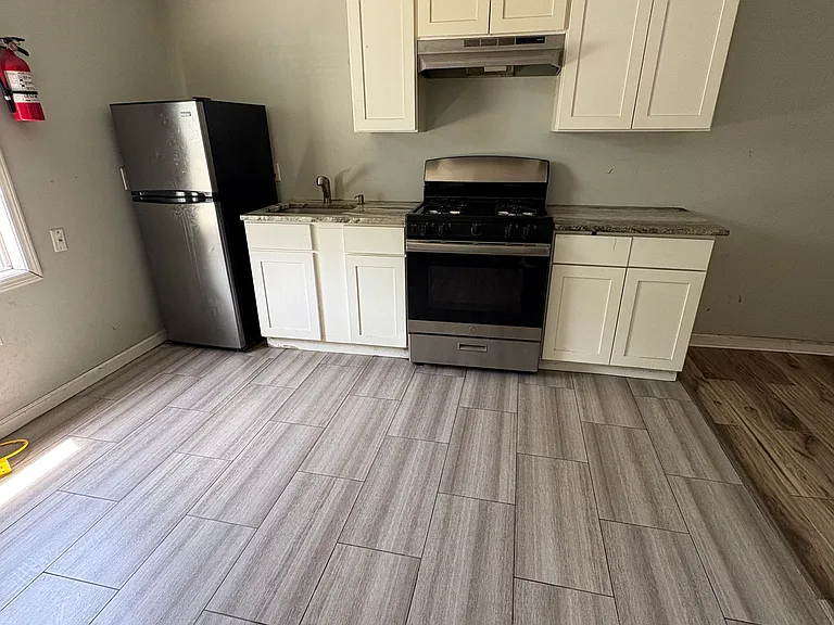 152-154 Mapes Ave #3R — Photo 2