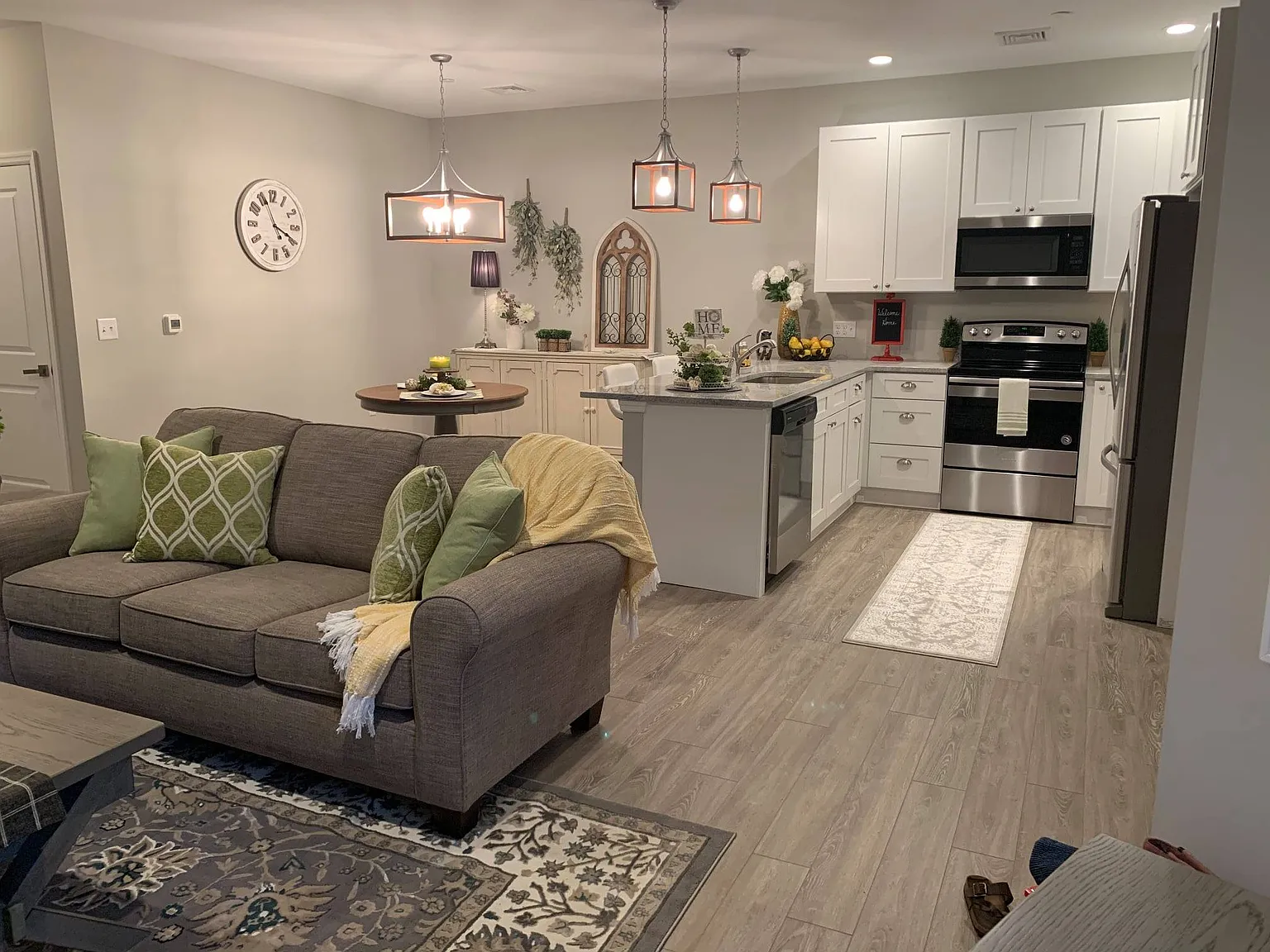 2 bed, 1130 sqft, $2,300 — Photo 2