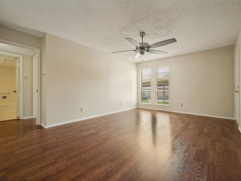 5838 Sandhurst Ln — Photo 9