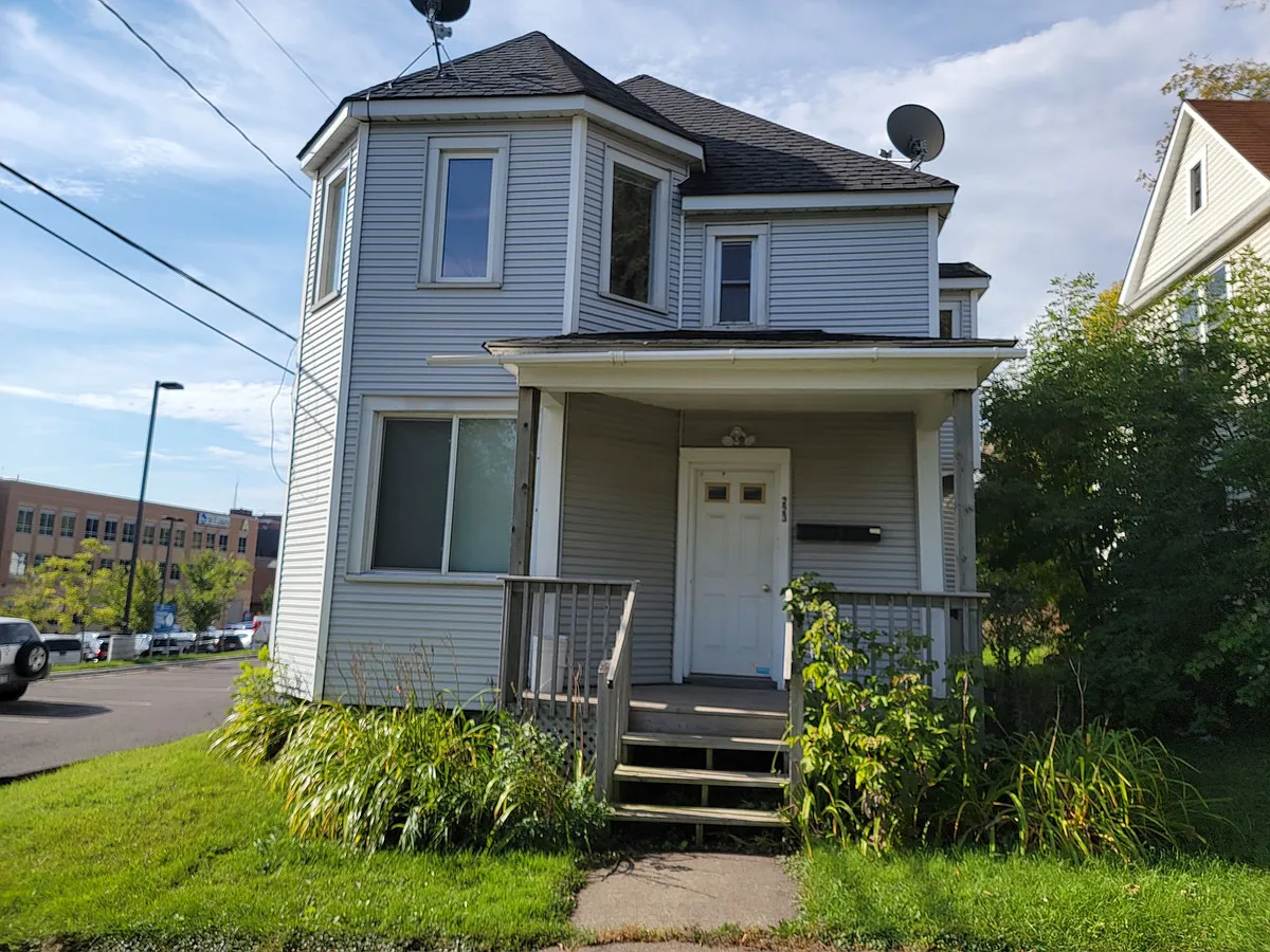 Building Photo - 223 N 11th Ave E