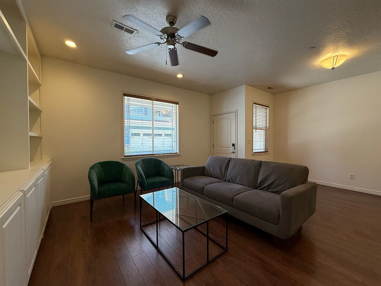 3 bed, 2.5 bath, 1389 sqft, $2,600 — Photo 3