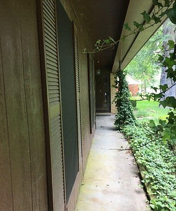 5th image of 3527 S Woodlawn Dr