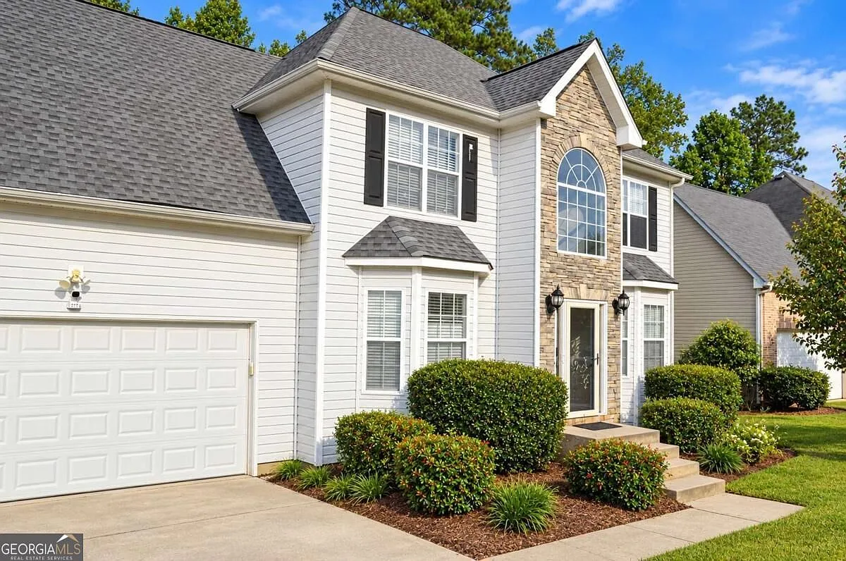 6 bed, 3.5 bath, 3700 sqft, $1,150 — Photo 1