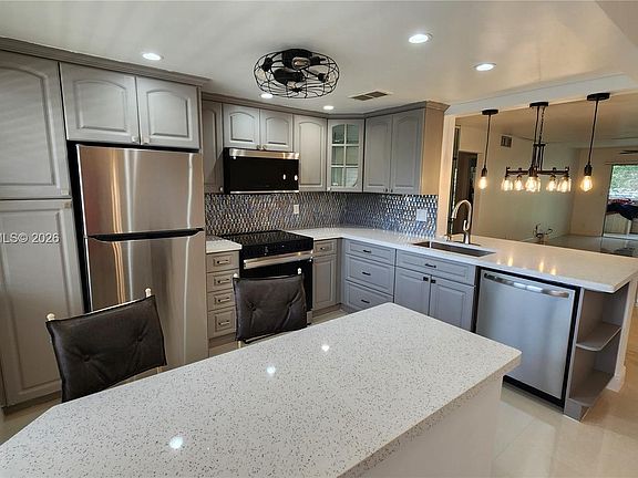 3rd image of 2403 Antigua Cir APT L2