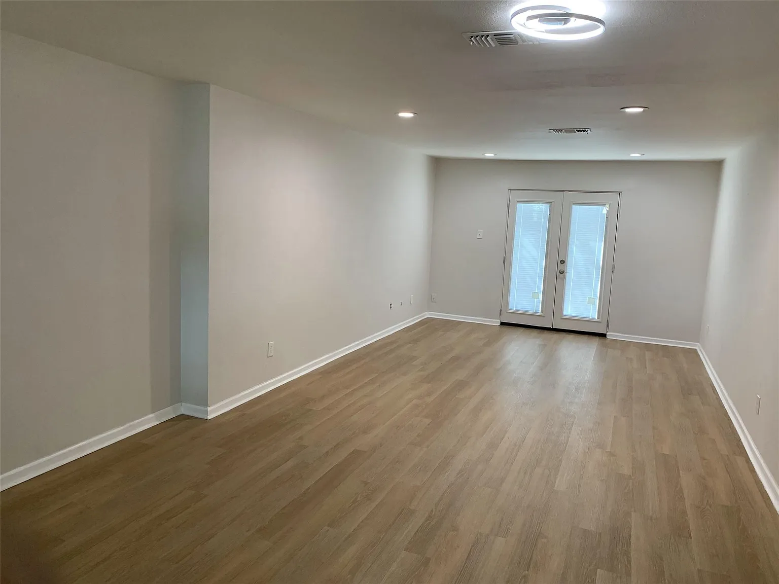 1 bed, 1.0 bath, 903 sqft, $1,600 — Photo 3