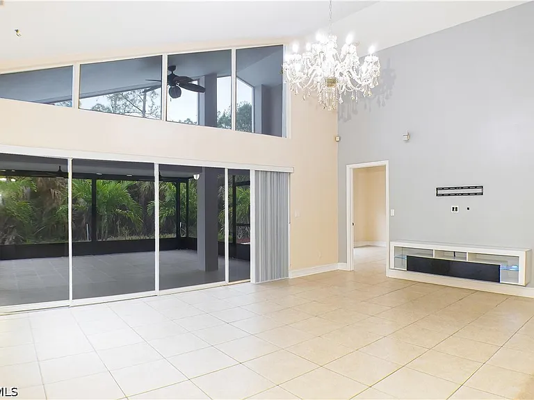 160 Lady Palm Dr — Photo 2