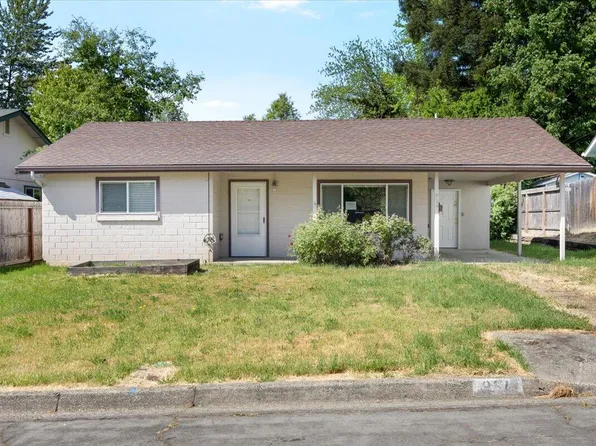 934 NE Cedar Ln, Grants Pass, OR 97526