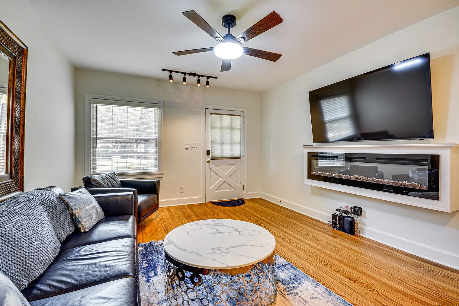 2 bed, 1.0 bath, 699 sqft, $3,128 — Photo 2