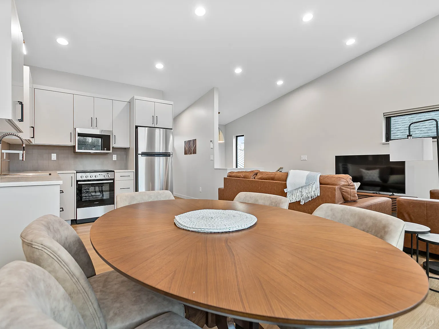 3 bed, 1000 sqft, $4,000 — Photo 3