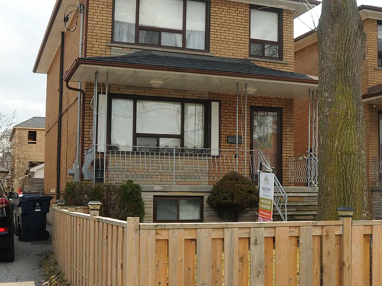49 Algoma St — Photo 2