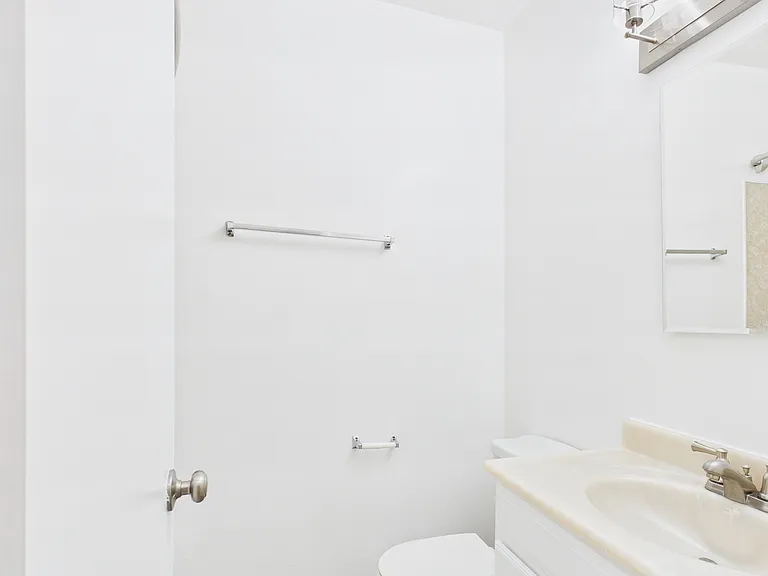 Buffalo Sherman Oaks Apartments — Photo 27