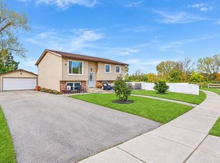 141 Plainview Dr, Bolingbrook, IL 60440