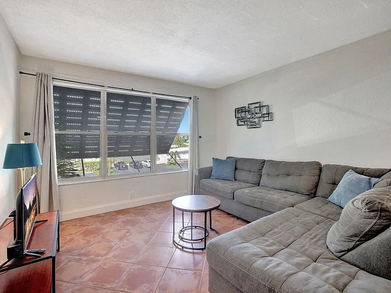2400 NE 33rd Ave #211 — Photo 11