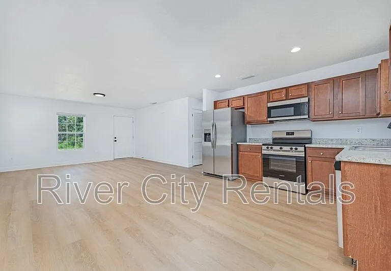 1030 SE 52nd St — Photo 3
