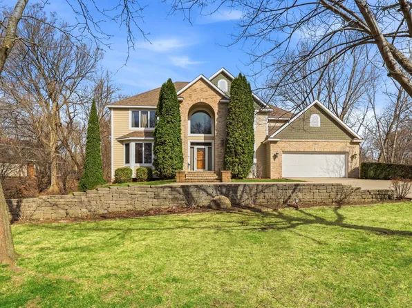 4561 Oak Pond Rd, Eagan, MN 55123