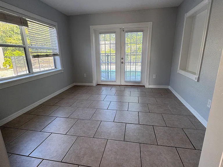 1011 N Pine St — Photo 7