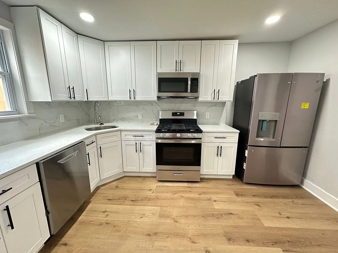 3B1.5B House in East Passyunk area Available NOW — Photo 1