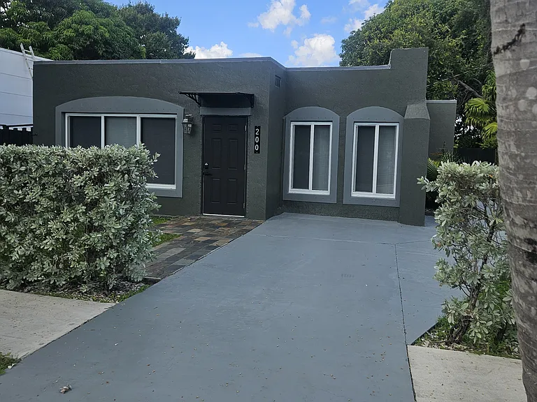 200 SW 3rd Ave — Photo 1
