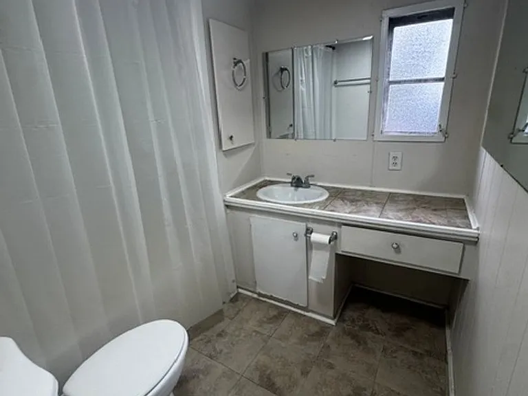 7213 Commons Blvd — Photo 2