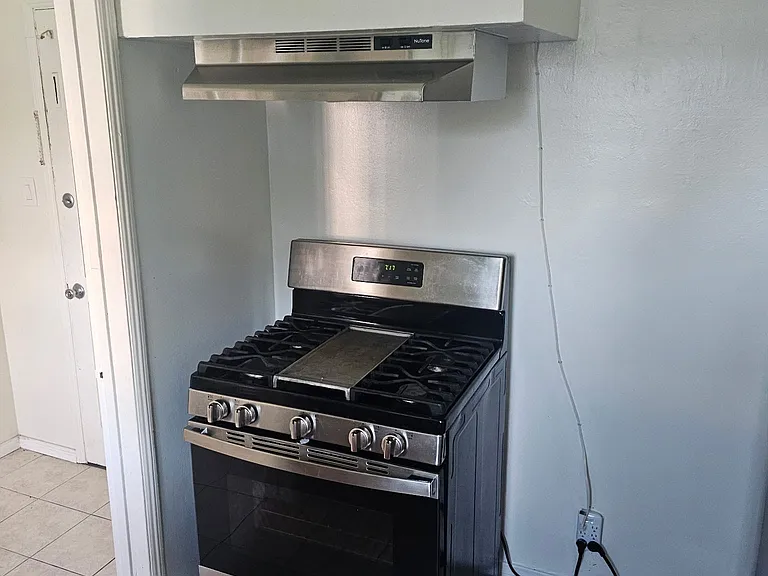 2035 W 102nd St — Photo 18