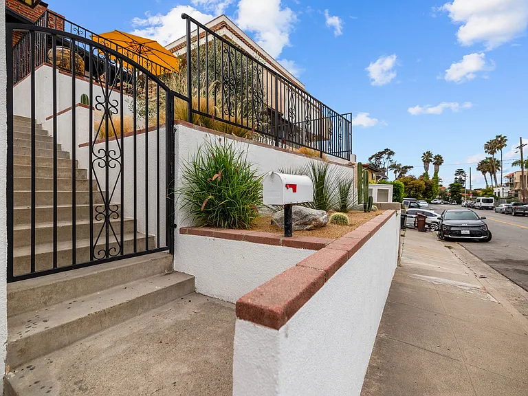149 W Escalones — Photo 29