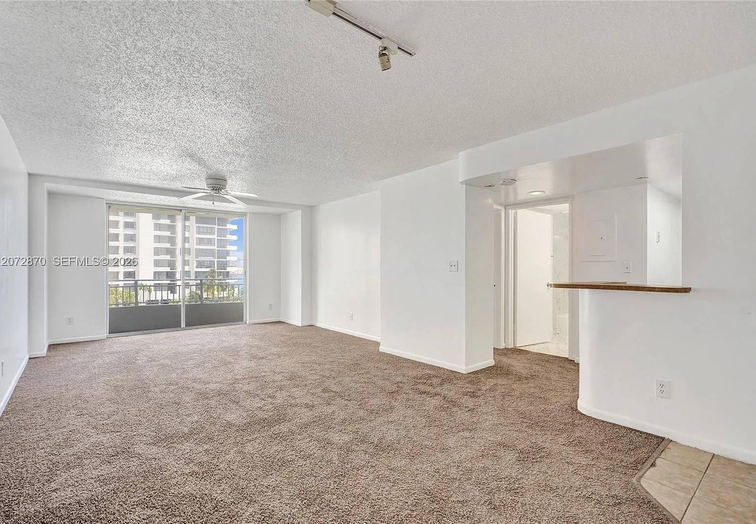 Isola Condo — Photo 2