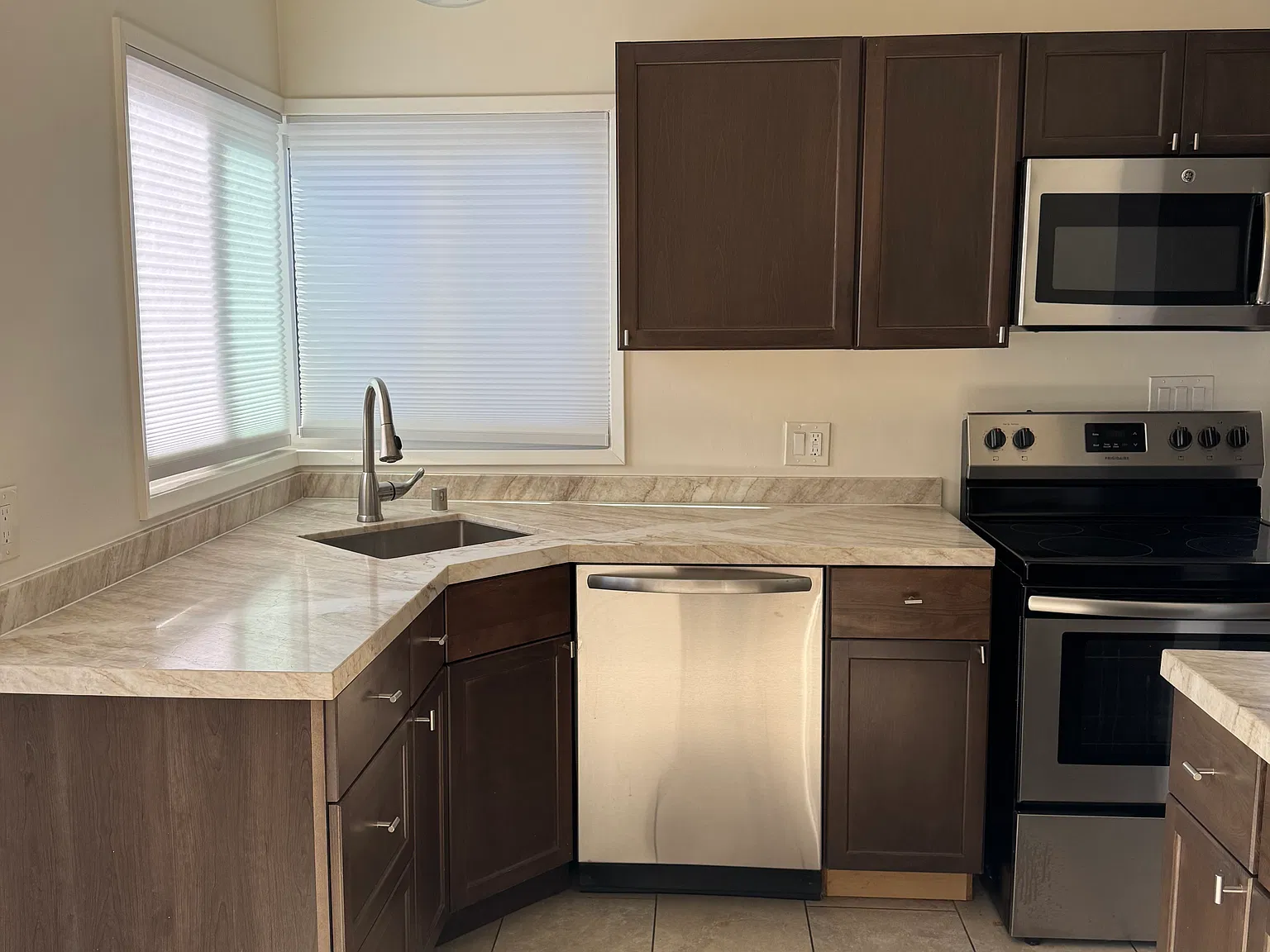 2 bed, 881 sqft, $4,500 — Photo 2