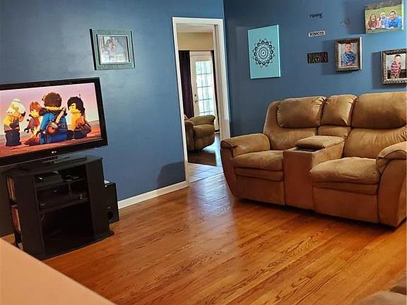 2nd image of 7922 N Elizabeth Ave