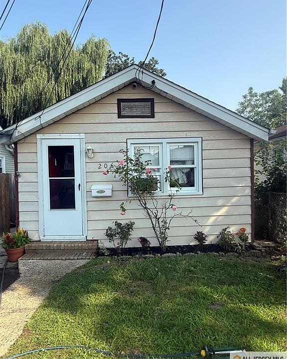1st image of 206 Hillcrest Ave