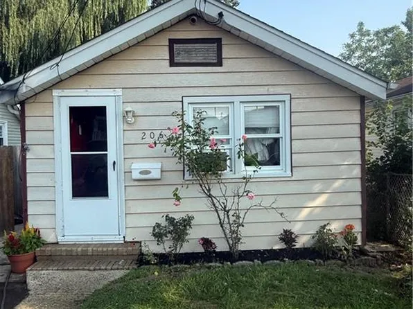 206 Hillcrest Ave, Laurence Harbor, NJ 08879