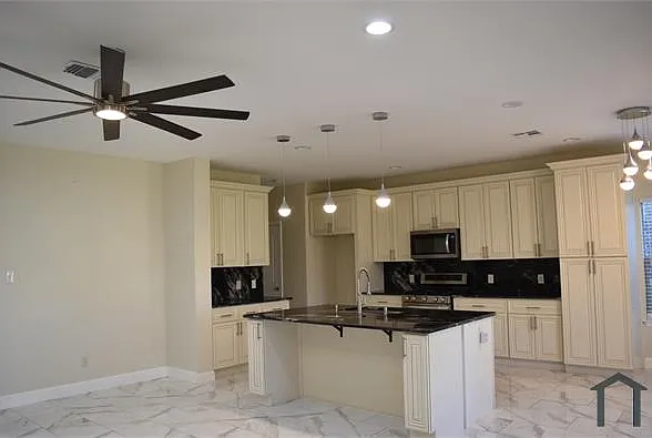 5 bed, 2586 sqft, $3,245 — Photo 4