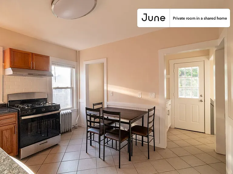 21 Easton St #D — Photo 5
