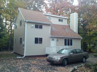 228 Greenbriar Cir, Tobyhanna, PA