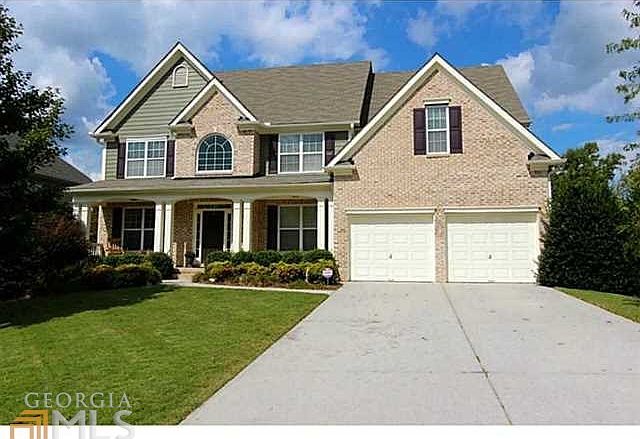Gorgeous freshly painted brick and hardi exterior.