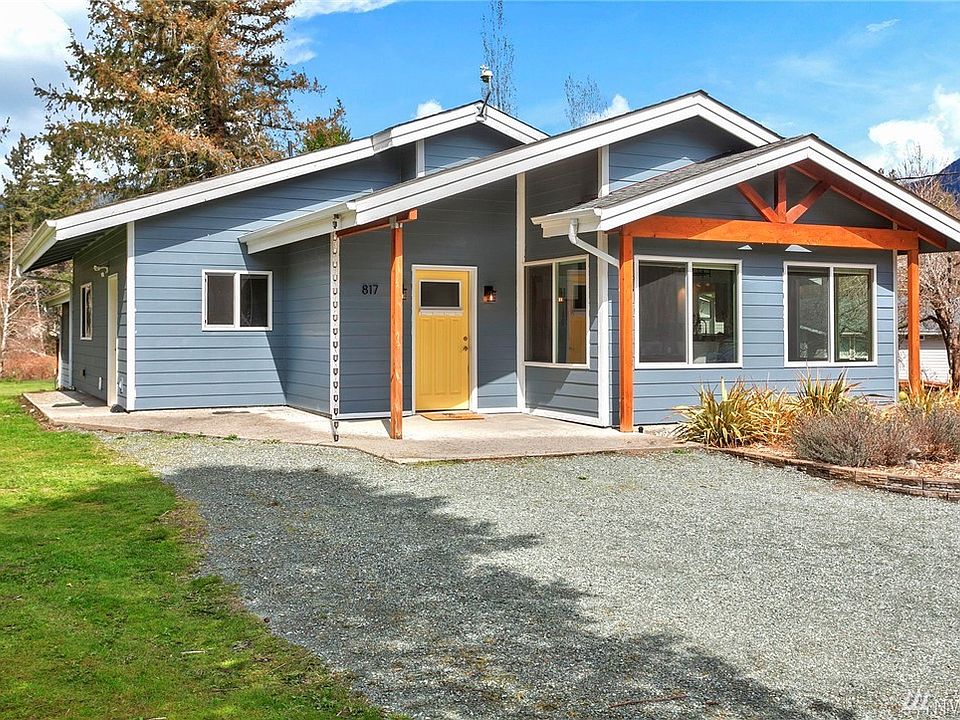 Stunning home on the edge of Gold Bar set on 1.11 acres