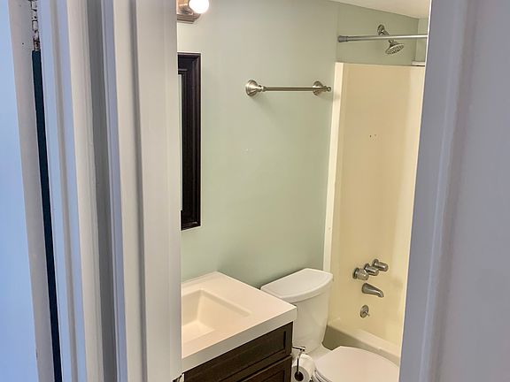 4th image of 626 Meadowview Ln