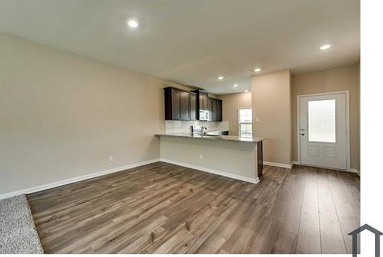 3rd image of 104 Emma Dr