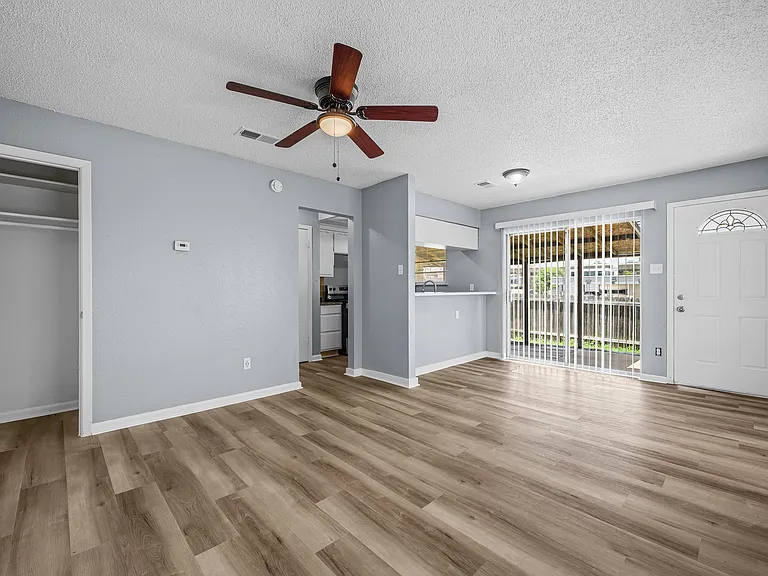 204 Northcrest Cir #D — Photo 1