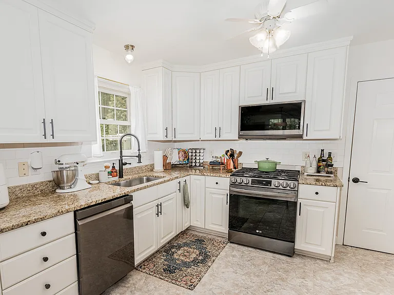 1004 Somerset Ct — Photo 14