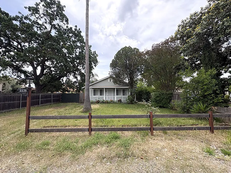 5538 20th Ave — Photo 3