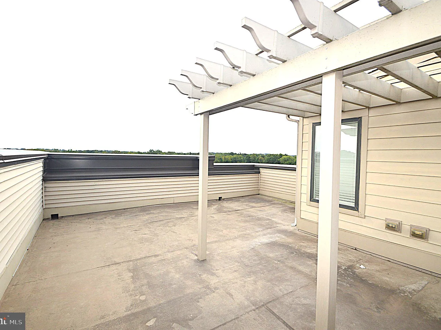 Sm One Loudoun Condo — Photo 2