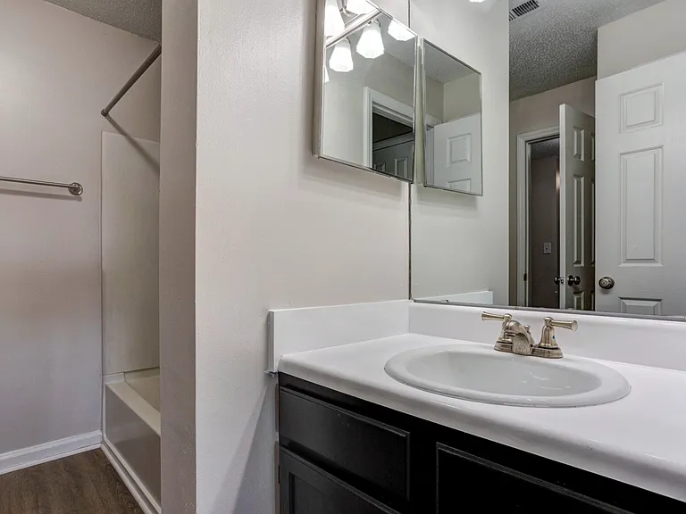 Deep River Pointe Apartments — Photo 36